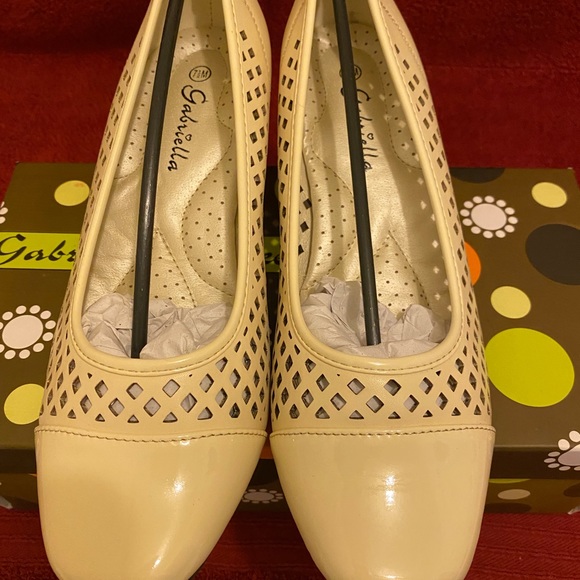 Lydia Pump - Picture 1 of 9